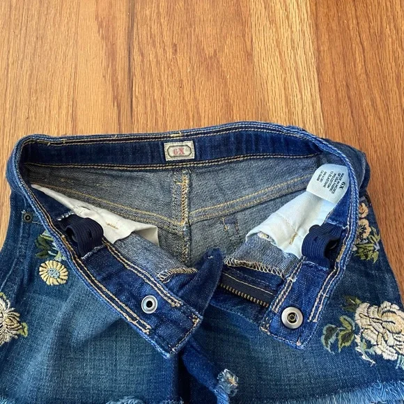 Ralph Lauren Cotton Denim Shorts with Floral Embroidery - Picture 5 of 10